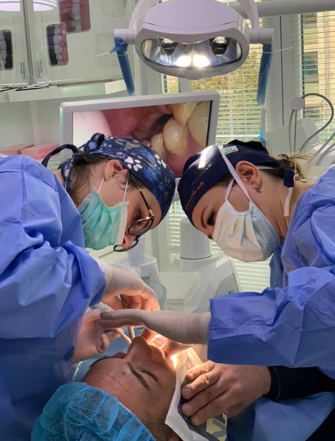 Chirurghi dentali in Albania eseguono un impianto su paziente britannico in clinica moderna