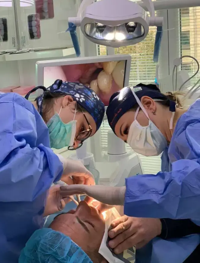Chirurghi del Turismo Dentale in Albania eseguono un impianto su paziente britannico in clinica moderna